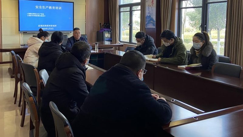 关于教材费是否包含，这取决于各个培训机构的具体规定。以下是一些可能的情况：